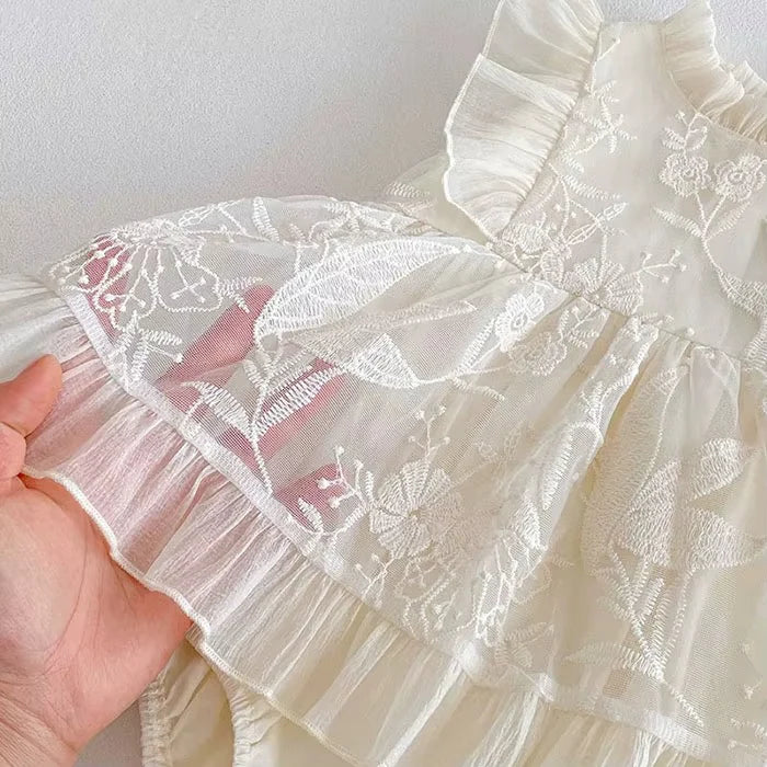 Baby-Kleid Amélia mit Guipure-Spitze und Rüschen