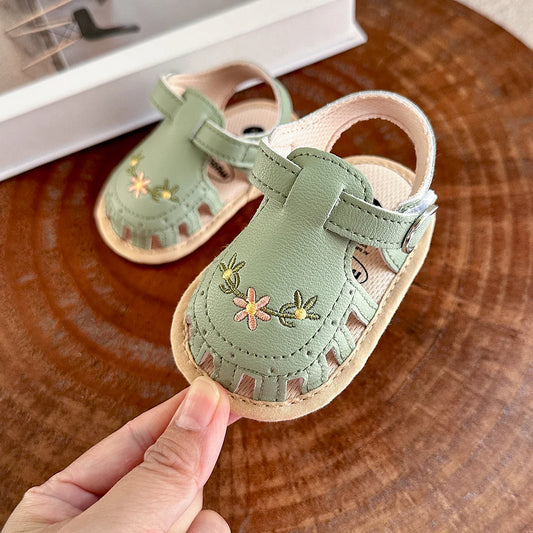 Baby-Sandalen mit Stickerei