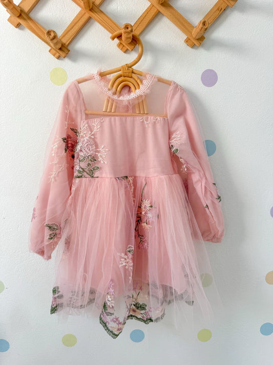 Kleid mit besticktem Tüll