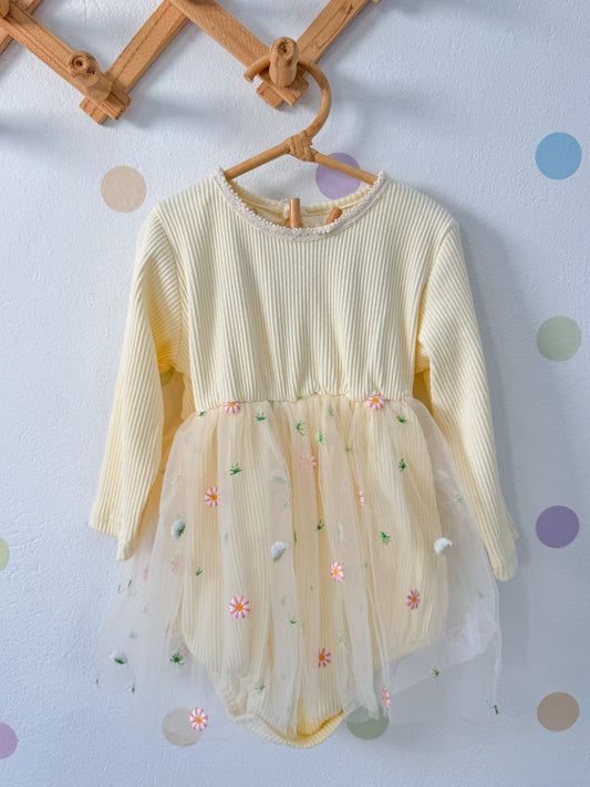 Babystrampler mit Tüll und Blumen