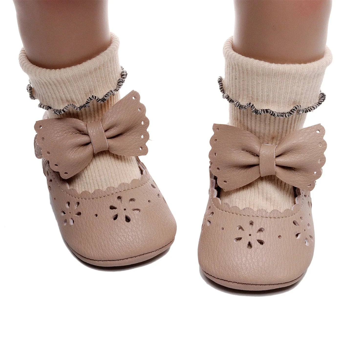 Ökologischer Leder-Schuh mit Schleife.