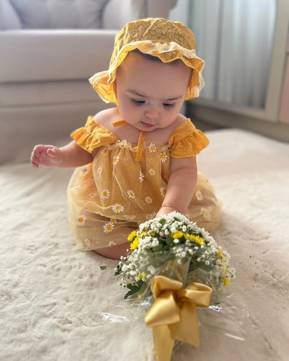 Tüll-Strampler mit Gänseblümchen und Hut